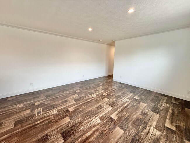 Building Photo - 1907-1909 E Routt Ave.