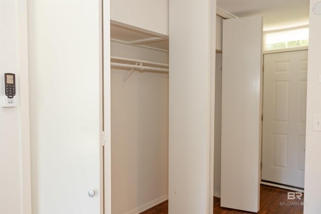 Building Photo - 1046 Sea Cliff Dr N
