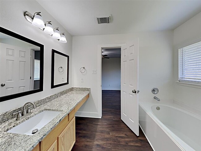 Building Photo - 820 Dragonfly Dr