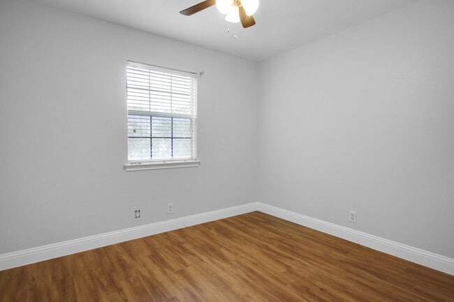 Building Photo - 1406 Westbriar Dr