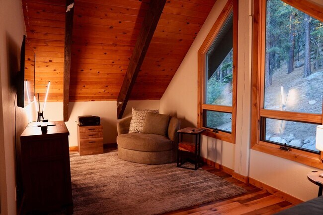 Building Photo - Nice house in Stateline available September 1st!