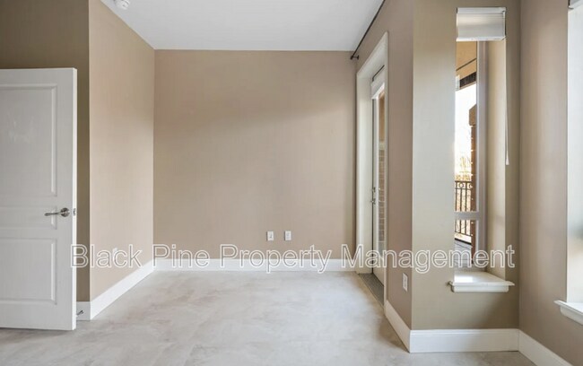 Building Photo - 323 W Jefferson St