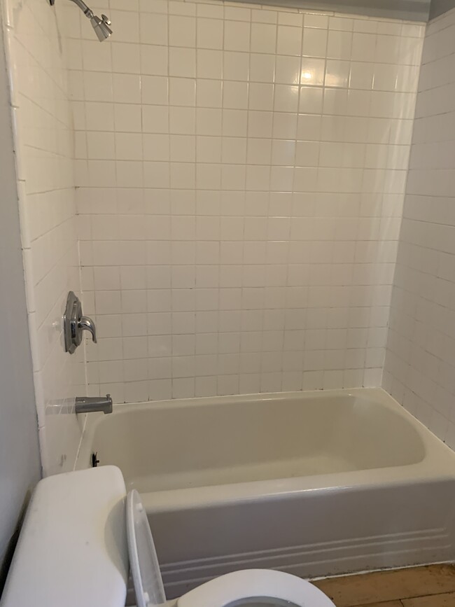 Building Photo - 939 W 48th St