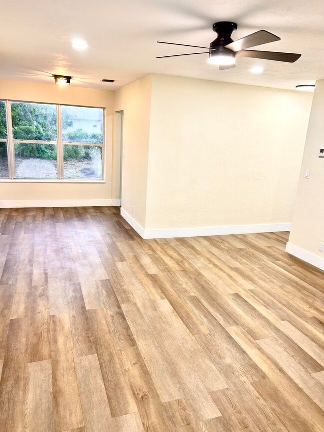 Building Photo - 1210 W 26th Ct