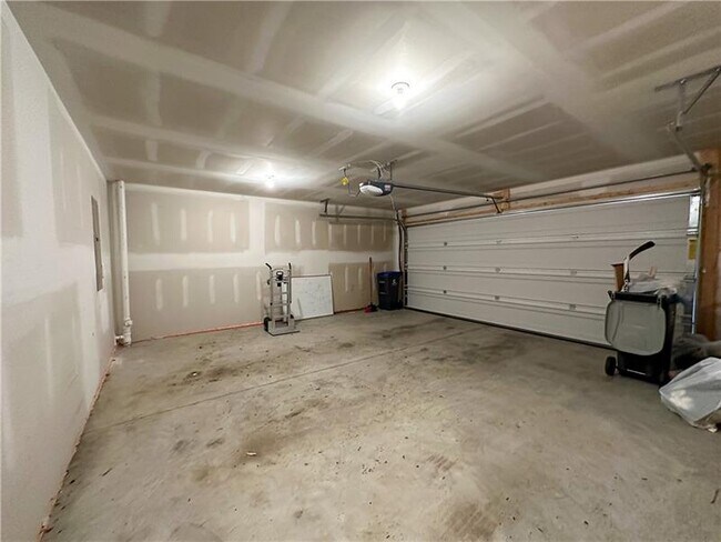 Building Photo - 329 Parade St