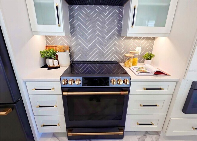 Building Photo - Bold Sarasota Bay Luxury Custom Home, 5 beds/4 baths, Private pool.