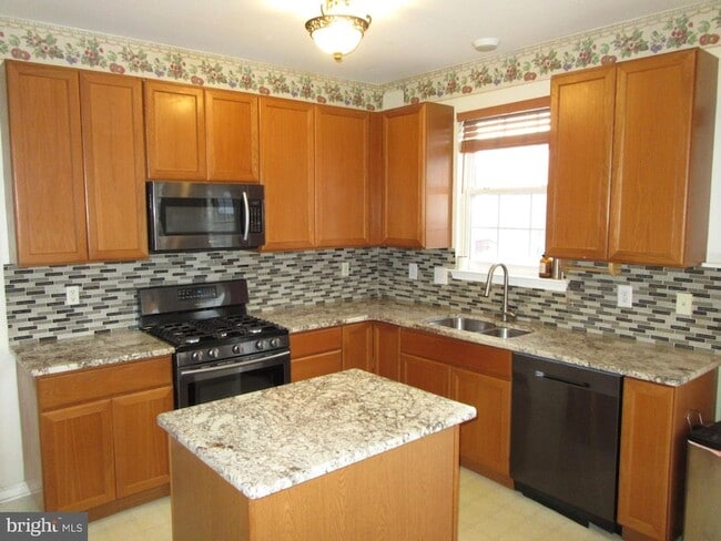 Building Photo - 136 Clear Creek Dr