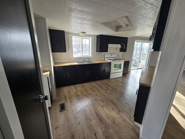 Building Photo - 580 S Main St