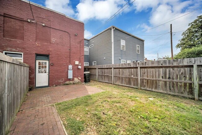 Building Photo - 1834 Parkwood Ave