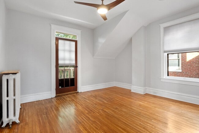 Building Photo - Hi-Pointe Adjacent House!