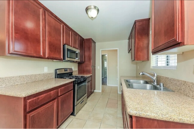 Building Photo - 2815 St Elmo Dr