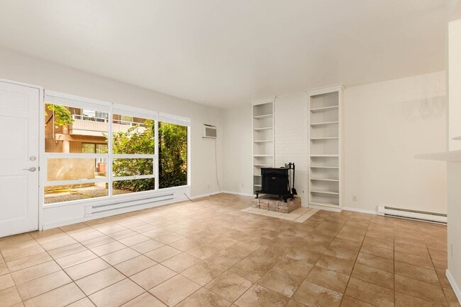Building Photo - Downtown Bellevue Renovated 1 Bedroom Condo - Walk up entry