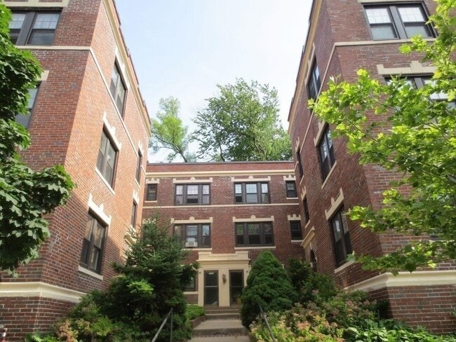 Building Photo - 586 Washington St