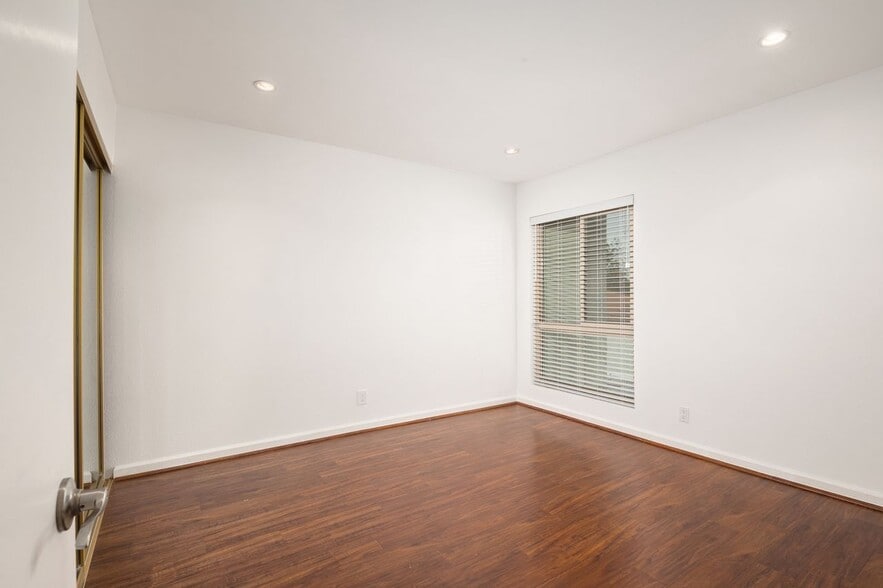 Building Photo - 4732 Park Granada