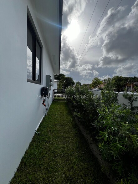 Building Photo - 920 SW 71st Ave