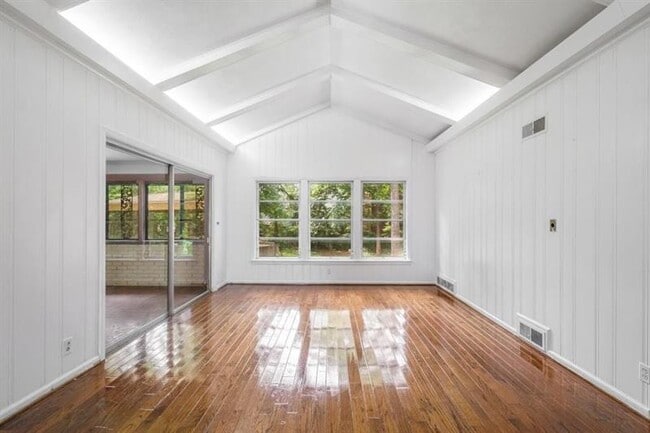 Building Photo - 757 Old Ivy Rd NE