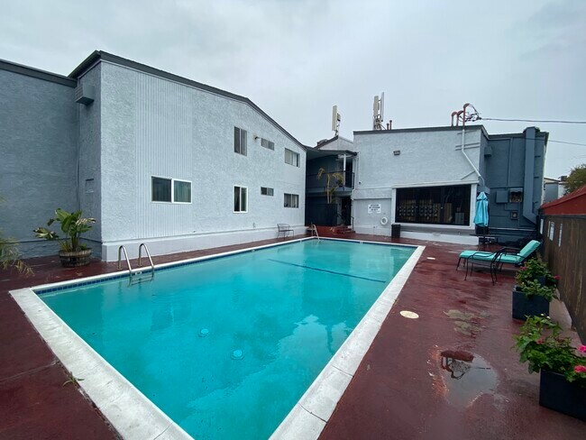 Building Photo - 3030 Valle Vista Dr