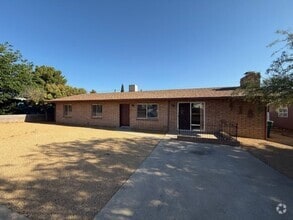 Building Photo - 3 Bed 1 1/2 Bath Home with Fireplace Conta...