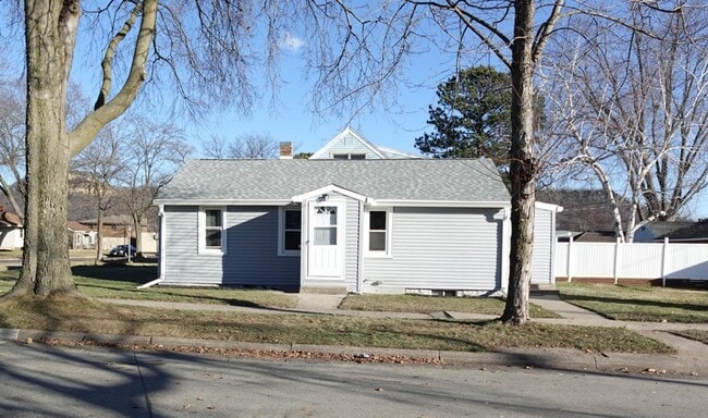 Primary Photo - 3 Bed/ 1 bath house in a great location