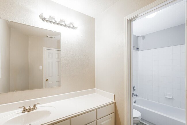 Building Photo - 18423 Knob Hill Lake Ln