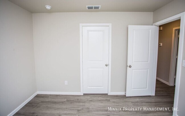 Building Photo - 2005 Kenwood Ave