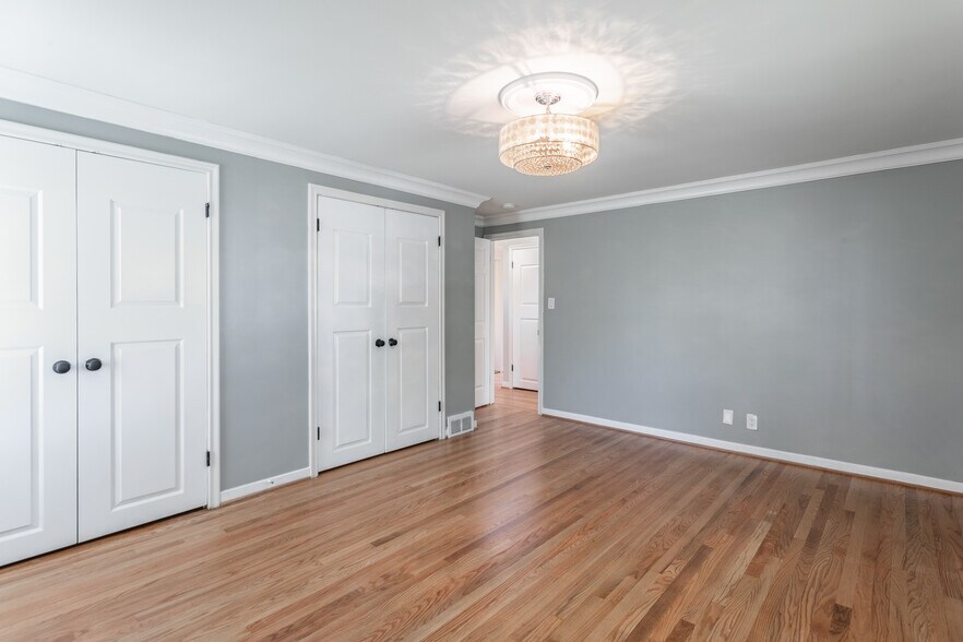 Building Photo - 906 Putney St