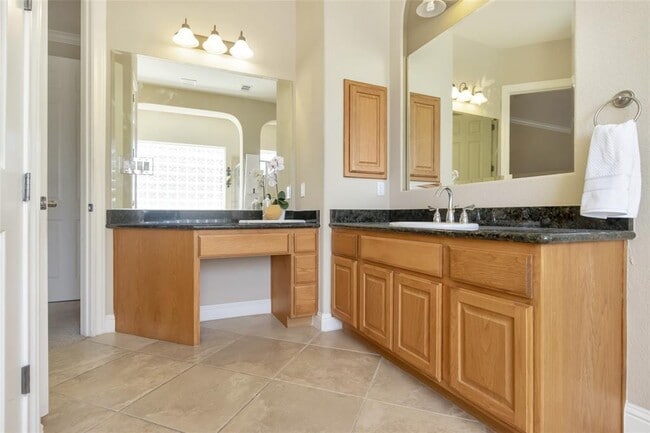 Building Photo - 5600 Laguna Cliff Ln