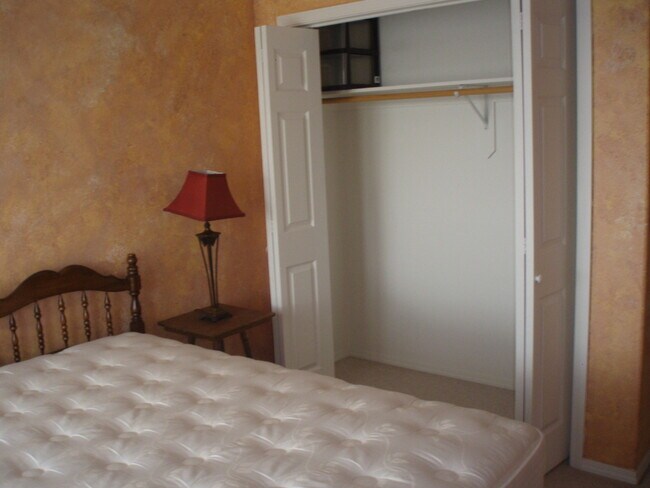 Building Photo - 3 Bedroom, 2 Bath Condo Fully Furnished