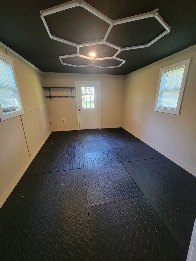 Building Photo - Home conveniently located