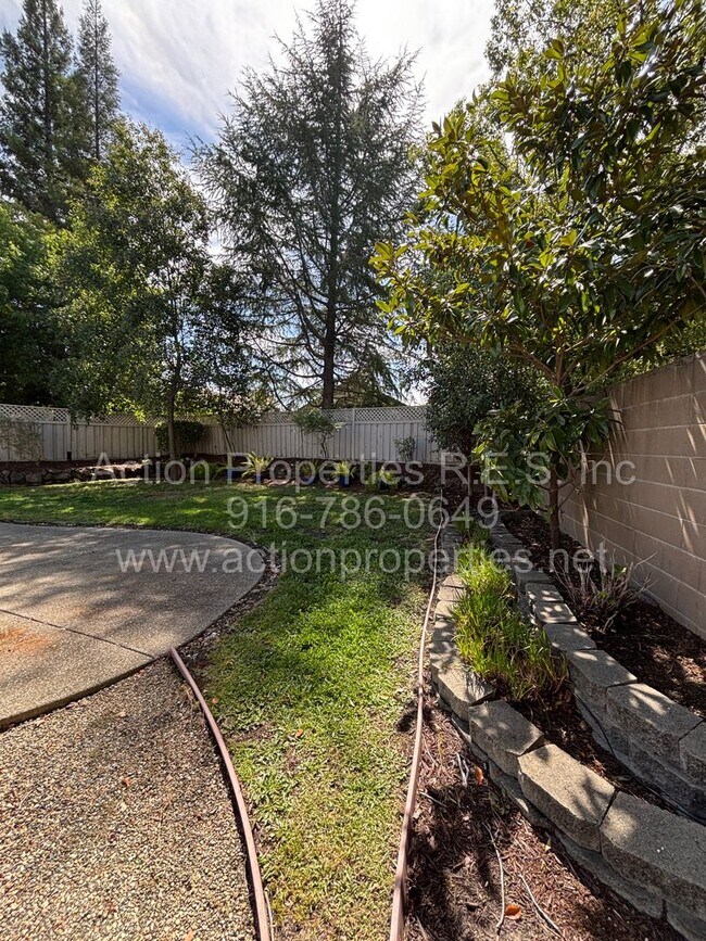 Building Photo - 6000 Buggy Whip Ln