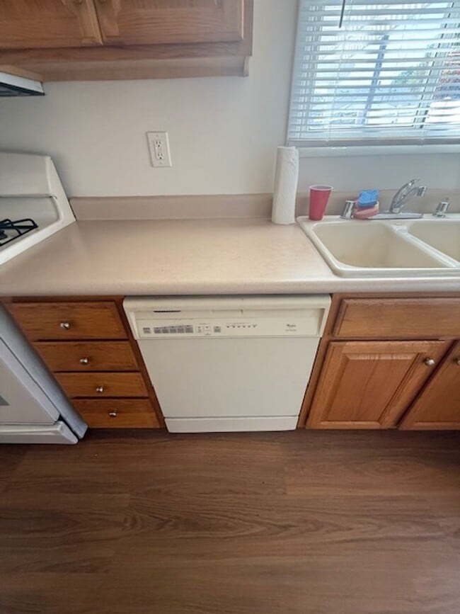 Building Photo - REDONE CUTE 2BED/1BATH HOUSE W/ REFURBISHE...