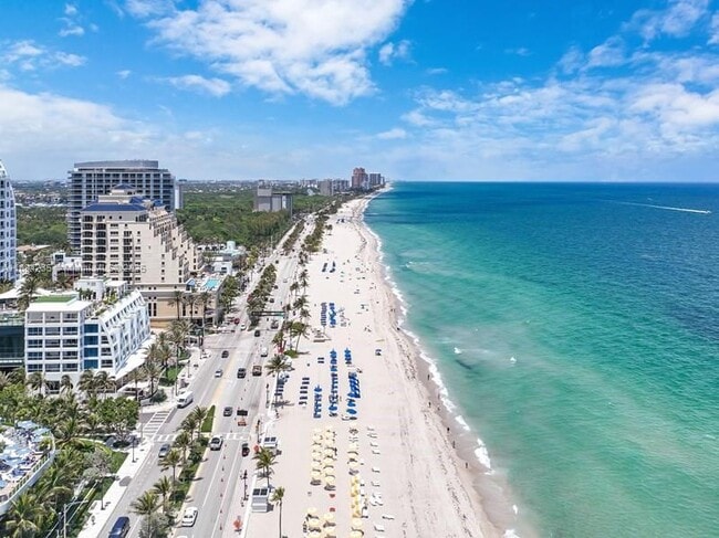 Building Photo - 3000 Riomar St