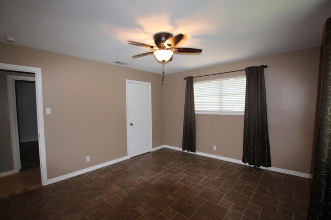 Building Photo - 2930 Williamsburg Dr