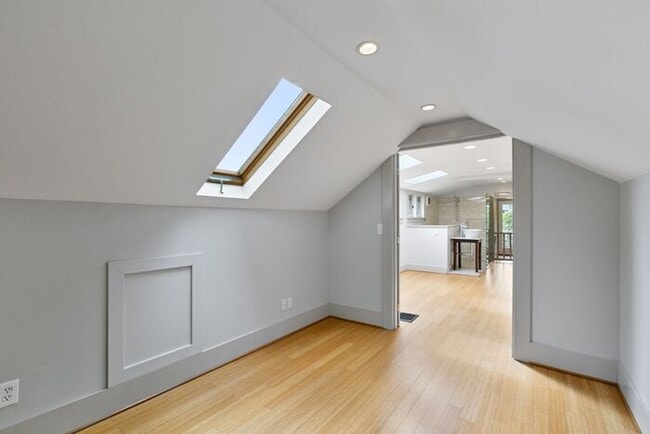 Building Photo - Charming AIR CONDITIONED Leschi Craftsman