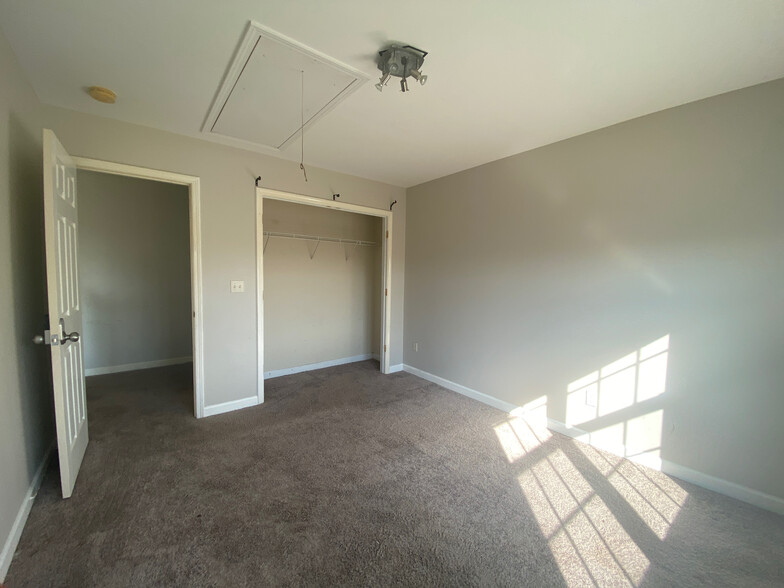Building Photo - Room in House on Hampton Pl Dr