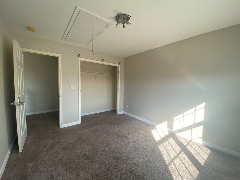 Building Photo - Room in Single Family Home on Hampton Pl Dr