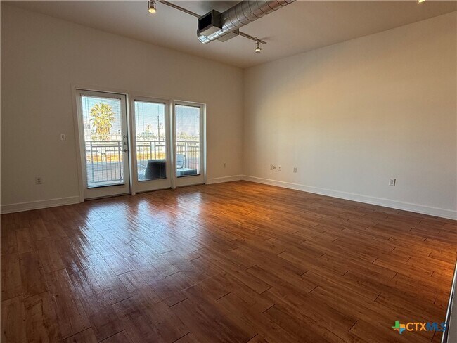 Building Photo - 1401 S Flores St