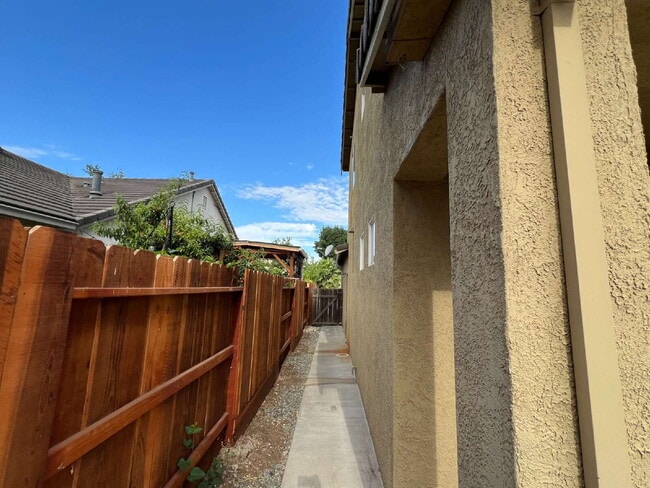 Building Photo - "Spacious 4-Bedroom Haven in Merced with 3 Full Baths & Elegant Granite Countertops!"