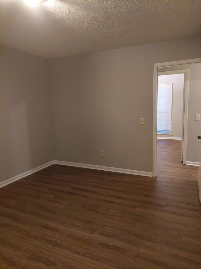 Building Photo - 3062 Viking Dr