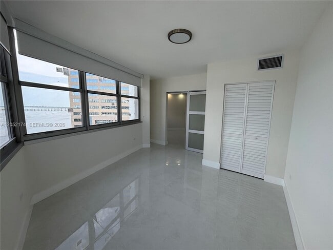 Building Photo - 999 Brickell Bay Dr