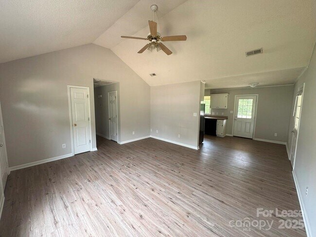 Building Photo - 516 Basswood Way