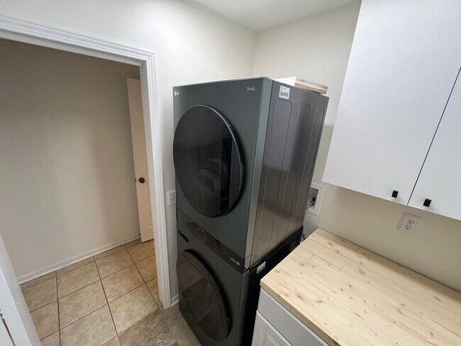 Building Photo - 616 W 63rd St