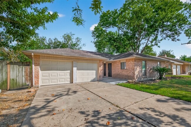 Building Photo - 811 Lochmoor Ln