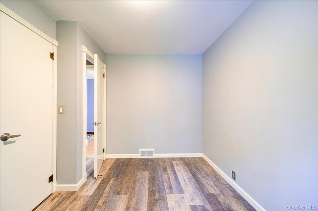 Building Photo - 351 US-209