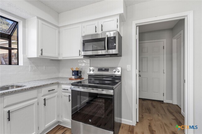 Building Photo - 101 N Kings Canyon Dr