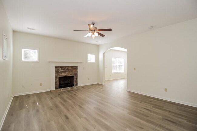 Building Photo - 25 Oakbrook Dr