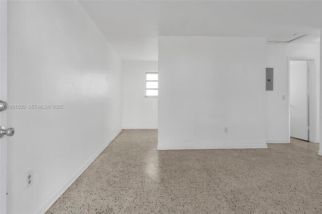 Building Photo - 644 SW 10th St