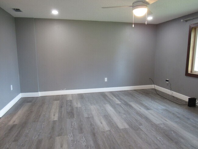 Building Photo - For Rent – Beautifully Remodeled 3 Bed, 2 ...