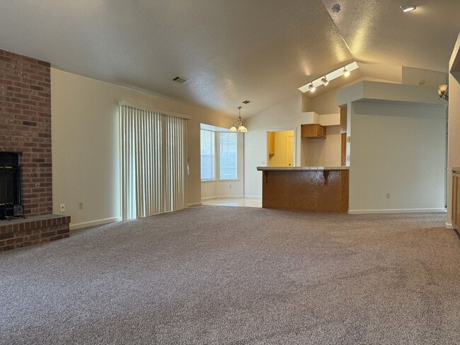 Building Photo - Adorbs 3/2 available NOW!!!