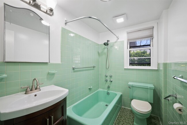 Building Photo - 6 Wildway